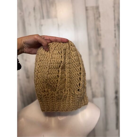 Woman’s brown crochet beanie - Picture 1 of 4